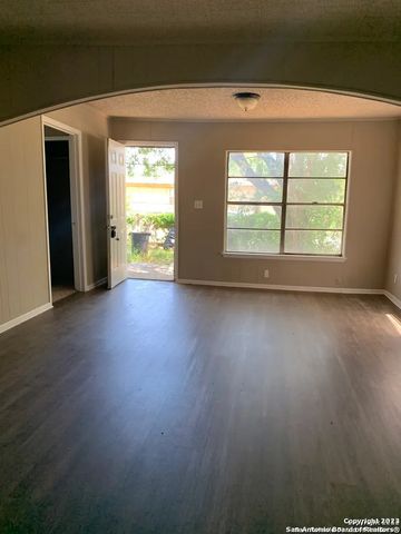 177 BARNES AVE, Charlotte, TX 78011