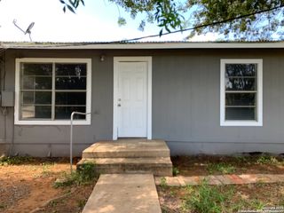 177 BARNES AVE, Charlotte, TX 78011