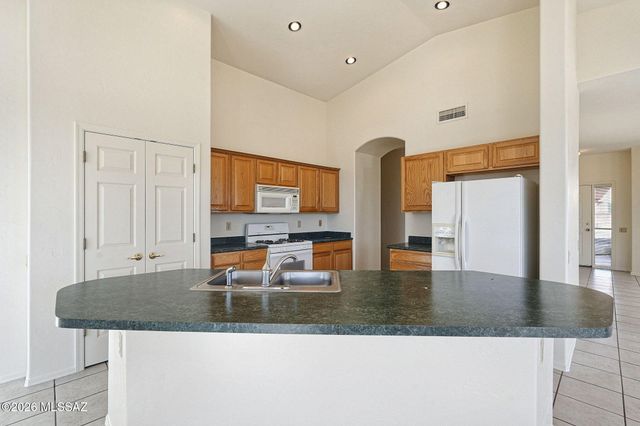 1061 W Ashworth Road, Green Valley, AZ 85614