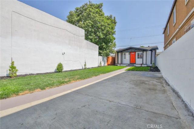 9504 S Main, Los Angeles, CA 90003