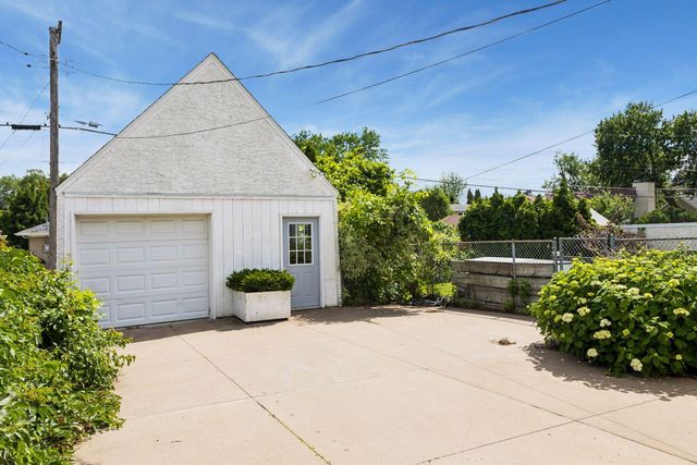 1736 Hillcrest Avenue, Saint Paul, MN 55116