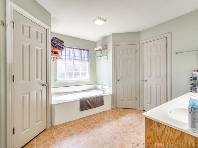 8916 E 105th Street North, Owasso, OK 74055