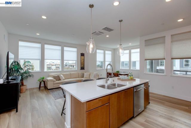 2885 Tradewind Dr, Alameda, CA 94501