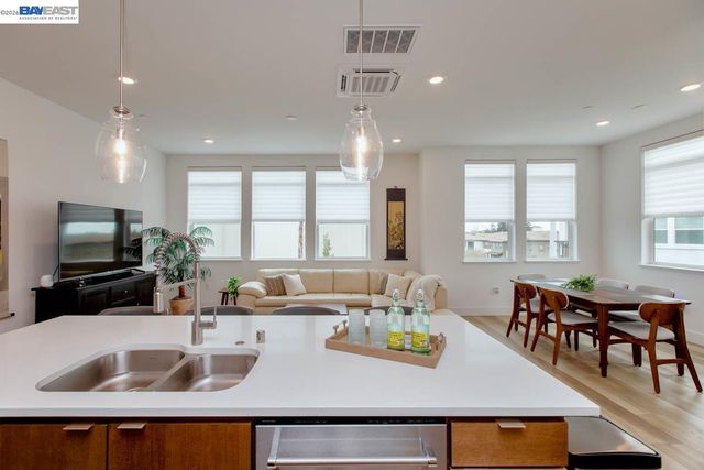 2885 Tradewind Dr, Alameda, CA 94501