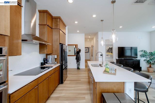 2885 Tradewind Dr, Alameda, CA 94501