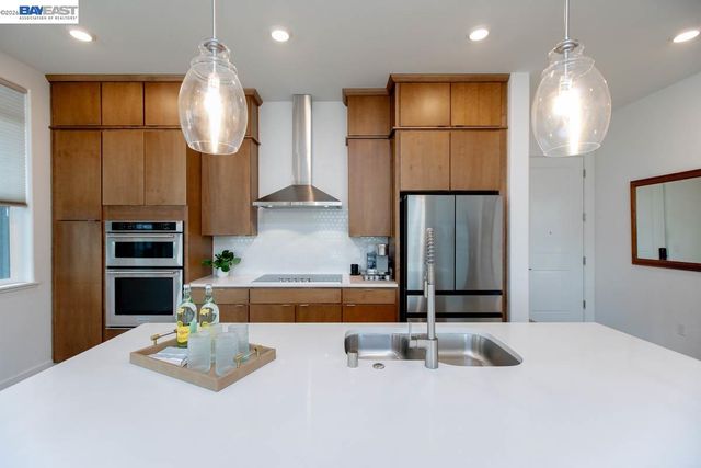 2885 Tradewind Dr, Alameda, CA 94501