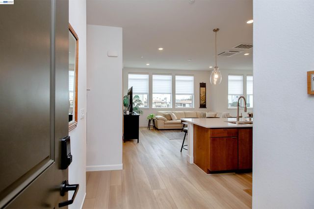 2885 Tradewind Dr, Alameda, CA 94501