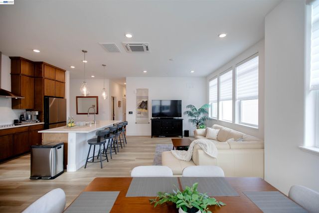 2885 Tradewind Dr, Alameda, CA 94501