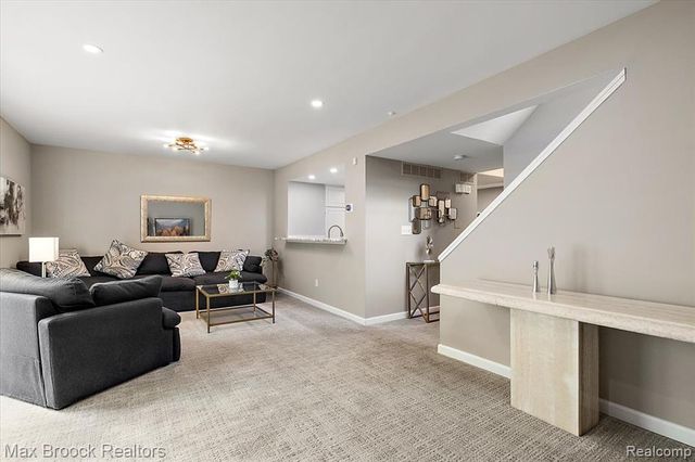 5601 Drake Hollow Drive, West Bloomfield, MI 48322