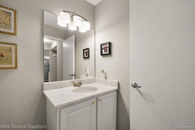 5601 Drake Hollow Drive, West Bloomfield, MI 48322