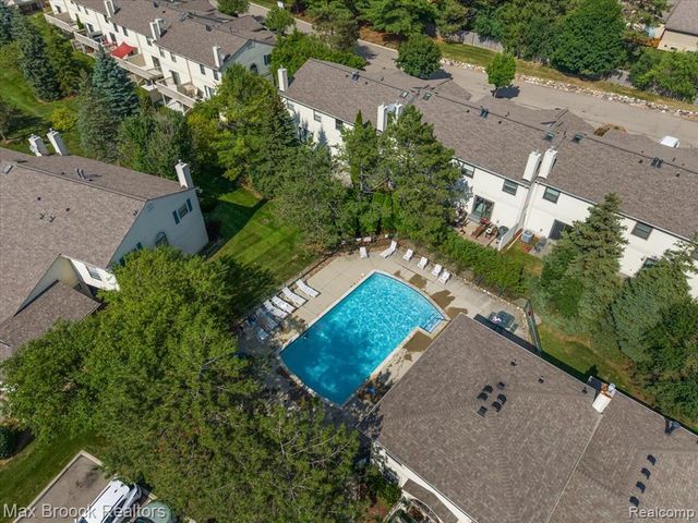 5601 Drake Hollow Drive, West Bloomfield, MI 48322