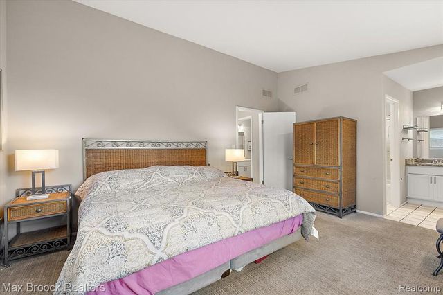 5601 Drake Hollow Drive, West Bloomfield, MI 48322