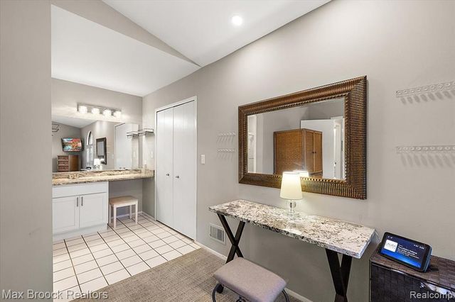 5601 Drake Hollow Drive, West Bloomfield, MI 48322