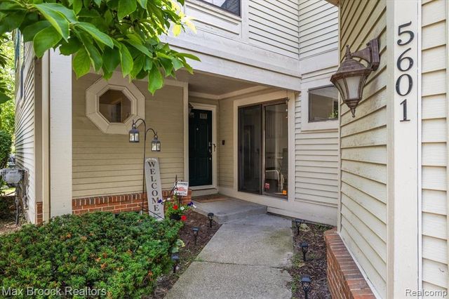 5601 Drake Hollow Drive, West Bloomfield, MI 48322
