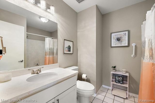 5601 Drake Hollow Drive, West Bloomfield, MI 48322