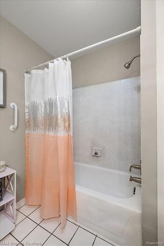 5601 Drake Hollow Drive, West Bloomfield, MI 48322