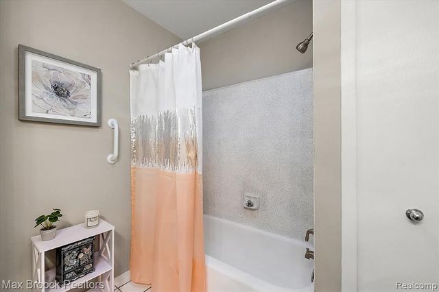 5601 Drake Hollow Drive, West Bloomfield, MI 48322