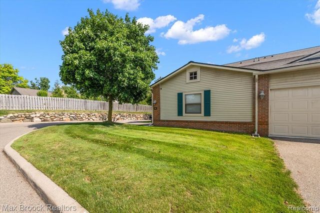 5601 Drake Hollow Drive, West Bloomfield, MI 48322