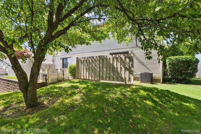 5601 Drake Hollow Drive, West Bloomfield, MI 48322