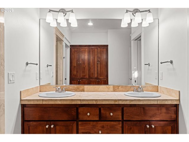 2697 CROWTHER Dr, Eugene, OR 97404