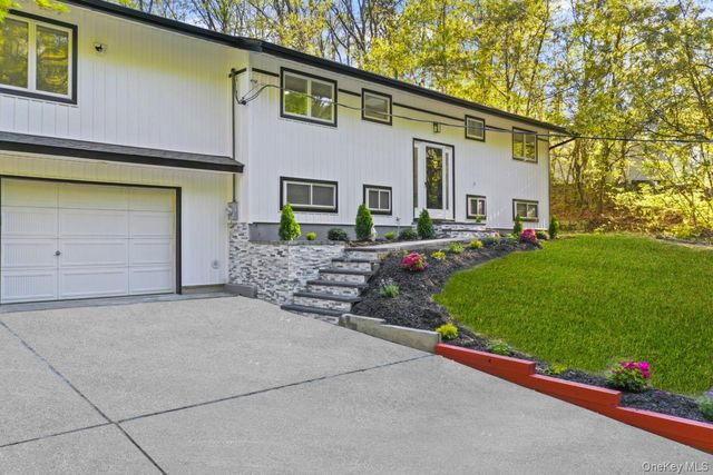 56 McArthur Lane, Smithtown, NY 11787