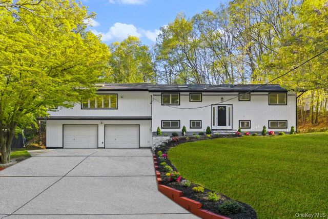 56 McArthur Lane, Smithtown, NY 11787