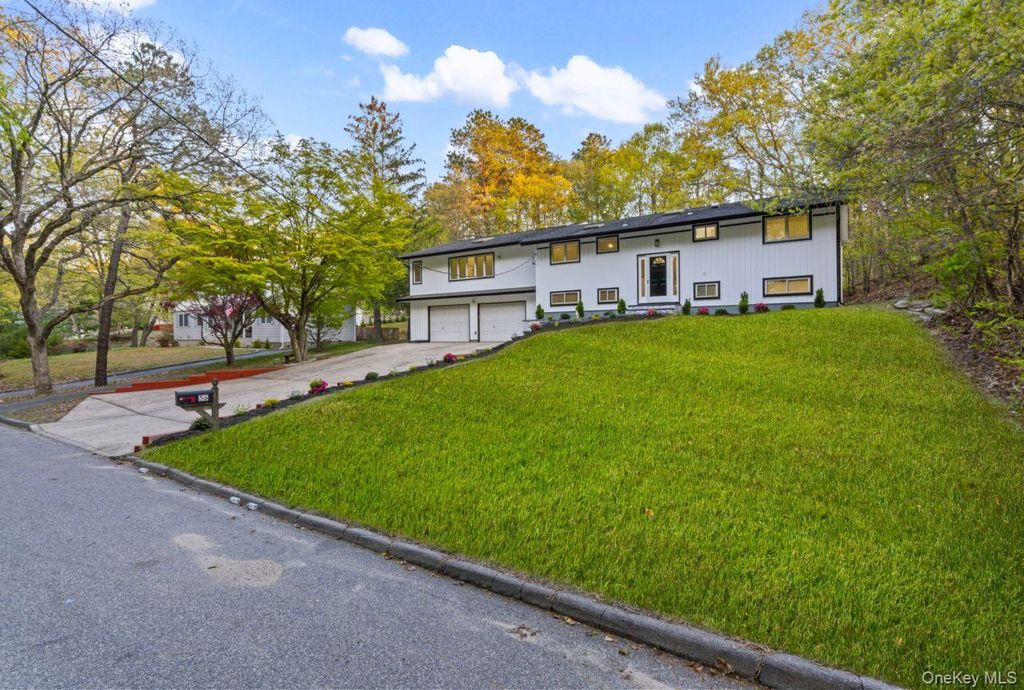 56 McArthur Lane, Smithtown, NY 11787