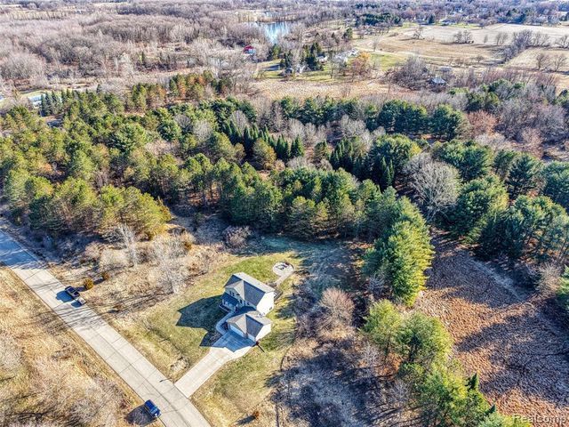 7047 Bennington Greens Drive, Owosso, MI 48867