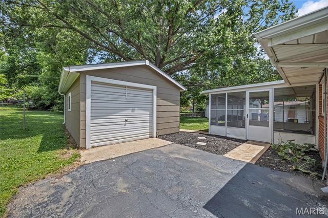 1035 Saint Marie Street, Florissant, MO 63031