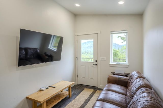 1545 Hwy 238, Jacksonville, OR 97530