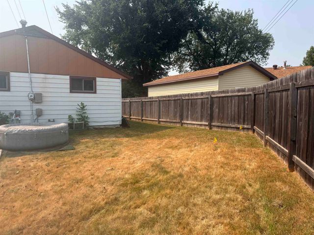 410 SW 17th Ave, Minot, ND 58701