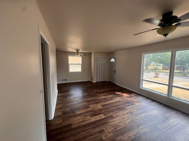 410 SW 17th Ave, Minot, ND 58701