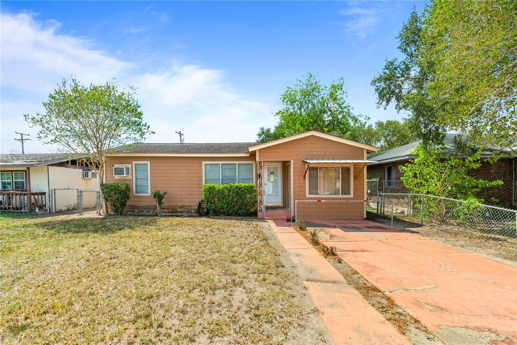 722 Hickey St, Alice, TX 78332