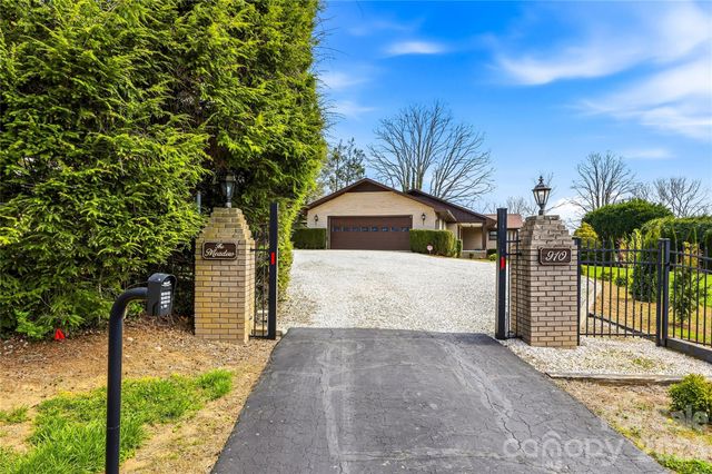 910 Rutledge Annex, Hendersonville, NC 28739