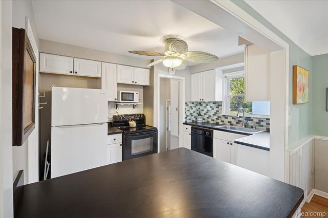 24700 Westhampton Street, Oak Park, MI 48237