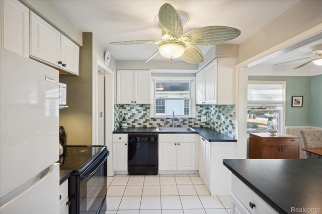 24700 Westhampton Street, Oak Park, MI 48237