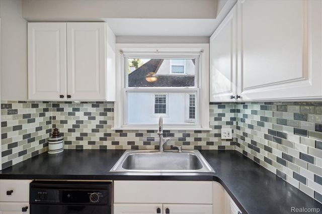 24700 Westhampton Street, Oak Park, MI 48237