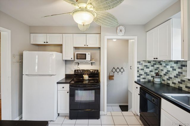 24700 Westhampton Street, Oak Park, MI 48237