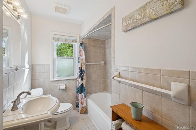 24700 Westhampton Street, Oak Park, MI 48237