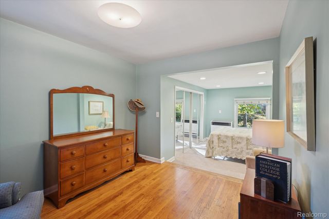 24700 Westhampton Street, Oak Park, MI 48237