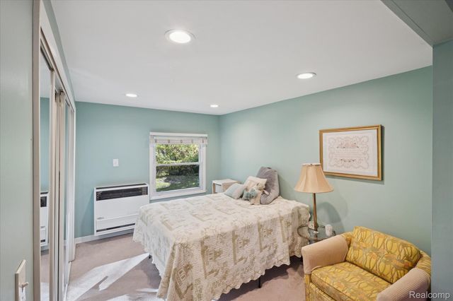 24700 Westhampton Street, Oak Park, MI 48237