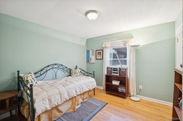 24700 Westhampton Street, Oak Park, MI 48237