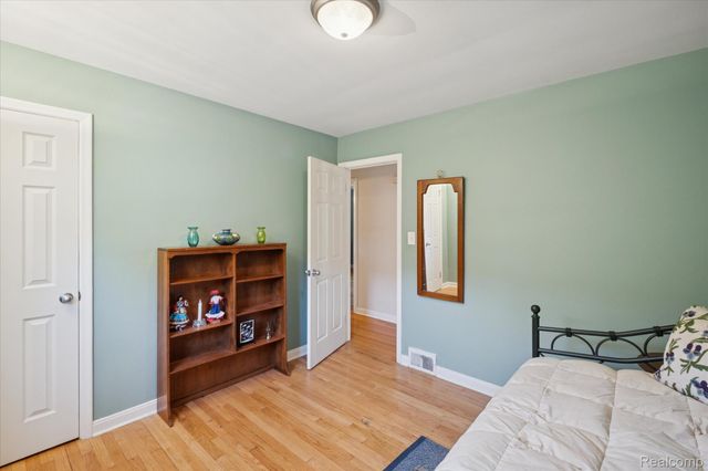 24700 Westhampton Street, Oak Park, MI 48237