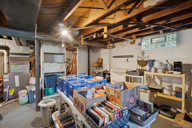 24700 Westhampton Street, Oak Park, MI 48237