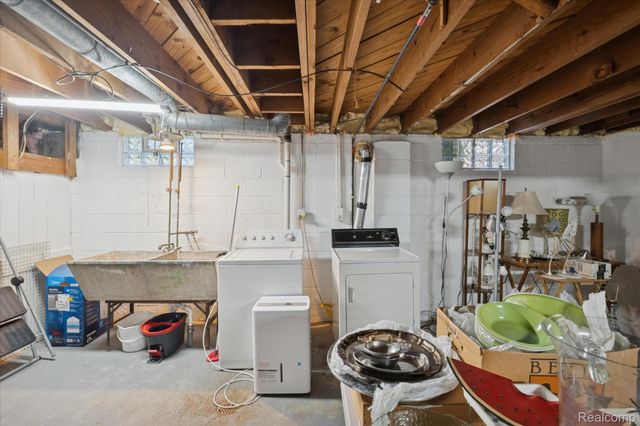 24700 Westhampton Street, Oak Park, MI 48237