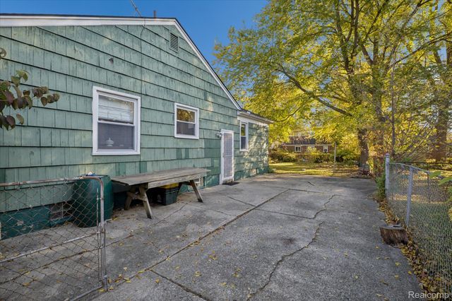 24700 Westhampton Street, Oak Park, MI 48237