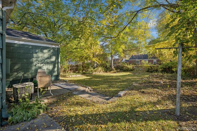 24700 Westhampton Street, Oak Park, MI 48237