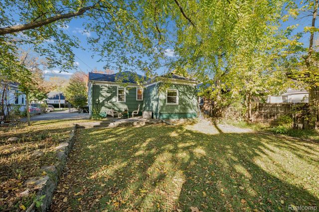 24700 Westhampton Street, Oak Park, MI 48237