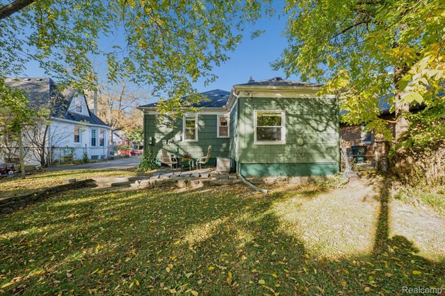 24700 Westhampton Street, Oak Park, MI 48237