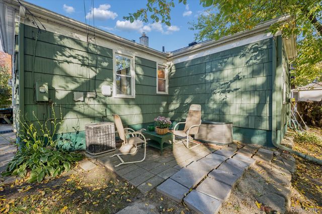 24700 Westhampton Street, Oak Park, MI 48237